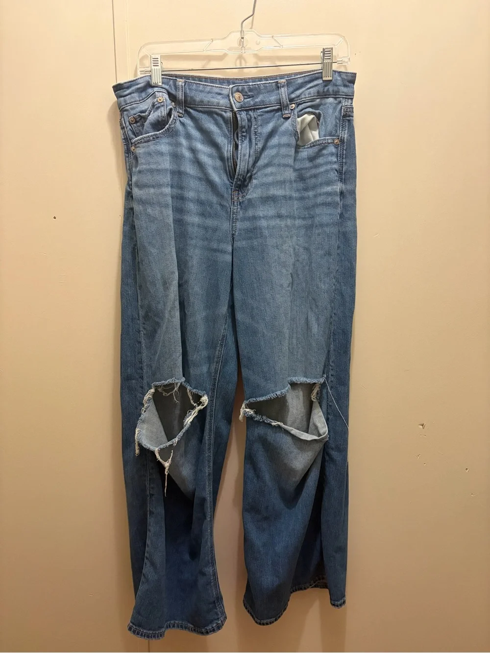 American Eagle Women's Distressed Blue Jeans
